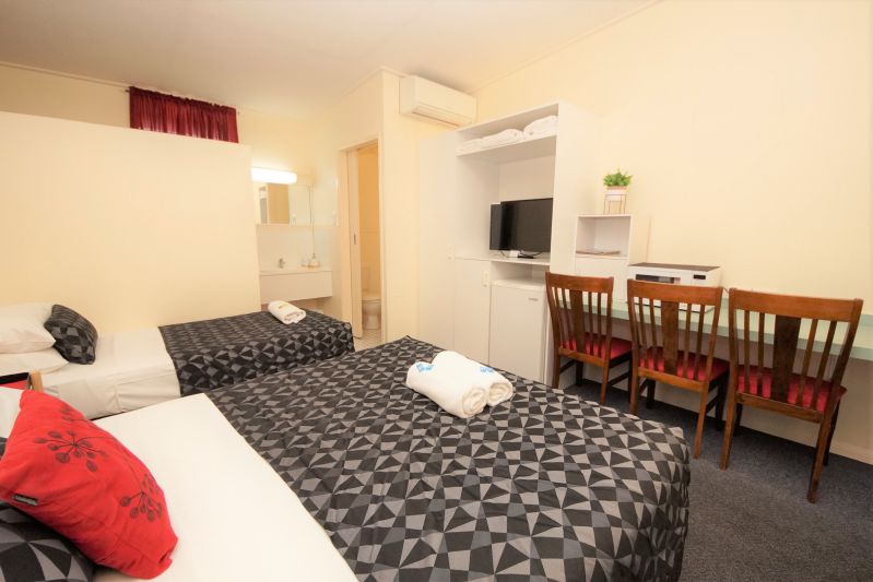 Parkside Motel Ayr - Queen Room & 2 Singles